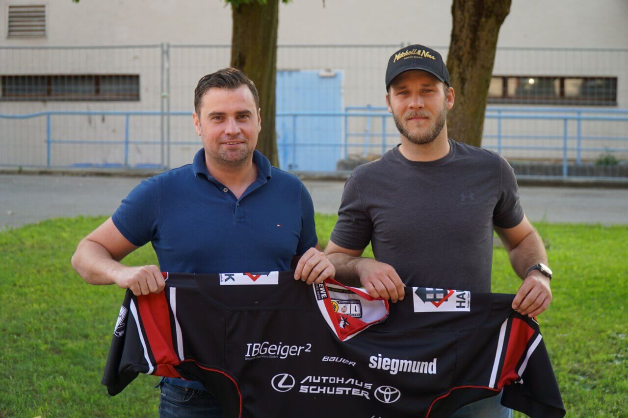 Tim Bertele (links) präsentiert mit Florian Döring (rechts) den nächsten Neuzugang.
